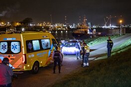 Vrouw te water langs de Steigerweg in IJmuiden