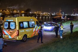 Vrouw te water langs de Steigerweg in IJmuiden