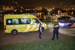 Vrouw te water langs de Steigerweg in IJmuiden
