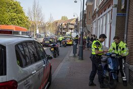 Scooterrijder gewond na botsing met busje in centrum Haarlem