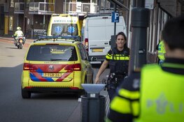 Scooterrijder gewond na botsing met busje in centrum Haarlem