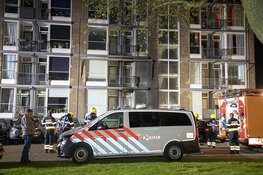 Brandweer redt mensen via balkon bij scooterbrand in IJmuiden