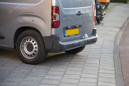 Maaltijdbezorger remt te laat en botst op busje