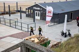 Persoon te water langs de Boulevard Barnaart in Zandvoort