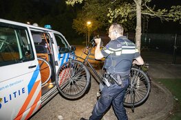Politie neemt fietsen hangjeugd mee na melding brand zendmast Overveen