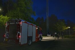 Politie neemt fietsen hangjeugd mee na melding brand zendmast Overveen