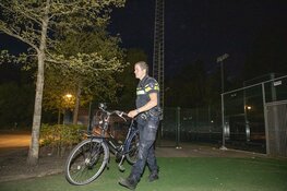 Politie neemt fietsen hangjeugd mee na melding brand zendmast Overveen