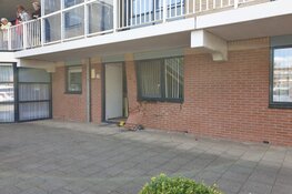 Auto rijdt tegen gevel en eindigt op grasveld in Beverwijk