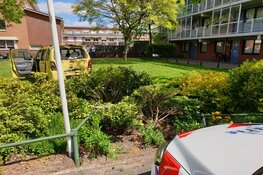 Auto rijdt tegen gevel en eindigt op grasveld in Beverwijk