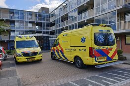 Auto rijdt tegen gevel en eindigt op grasveld in Beverwijk