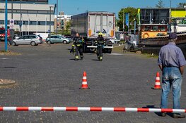 Handelskade Beverwijk afgezet vanwege lekkende aanhanger