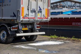 Handelskade Beverwijk afgezet vanwege lekkende aanhanger