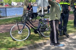 Fietser botst tegen auto in Haarlem