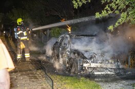Personenwagen volledig uitgebrand aan de Stelling in Velsen-Zuid