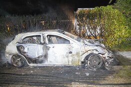Personenwagen volledig uitgebrand aan de Stelling in Velsen-Zuid