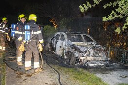 Personenwagen volledig uitgebrand aan de Stelling in Velsen-Zuid