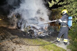 Personenwagen volledig uitgebrand aan de Stelling in Velsen-Zuid