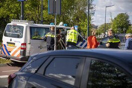 Fietser geschept door afslaande auto op de Groningenlaan