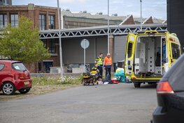Lelijk beenletsel voor scooterrijder die tegen paal op brug botst