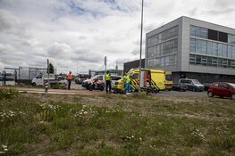Lelijk beenletsel voor scooterrijder die tegen paal op brug botst
