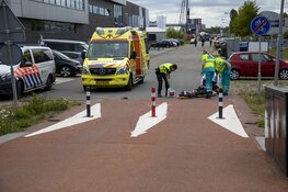 Lelijk beenletsel voor scooterrijder die tegen paal op brug botst