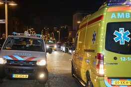 Scooterrijdster gewond na botsing tegen geparkeerde auto