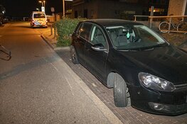 Scooterrijdster gewond na botsing tegen geparkeerde auto