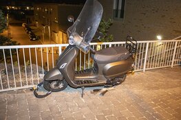 Scooterrijdster gewond na botsing tegen geparkeerde auto