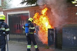 Metershoge vlammen uit Ziggo wijkkast, buurt zonder internet en tv