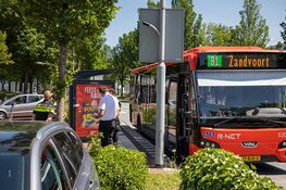 Invoegende auto en bus in botsing op de Oudeweg in Haarlem