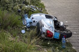 Scooterrijder gewond na botsing met fietser bij inhaalactie