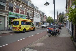 Scooterrijdster gewond na botsing met busje Van Ostadestraat