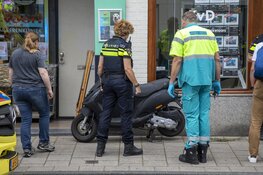 Scooterrijdster gewond na botsing met busje Van Ostadestraat
