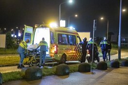 Motorrijder hard onderuit voor de Schoterbrug in Haarlem