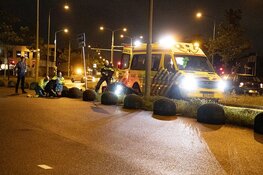 Motorrijder hard onderuit voor de Schoterbrug in Haarlem