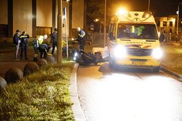 Motorrijder hard onderuit voor de Schoterbrug in Haarlem