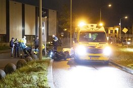 Motorrijder hard onderuit voor de Schoterbrug in Haarlem