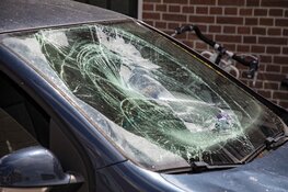 Forse schade aan auto na botsing met scooter in Haarlem