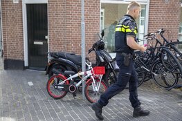Forse schade aan auto na botsing met scooter in Haarlem