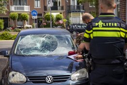 Forse schade aan auto na botsing met scooter in Haarlem