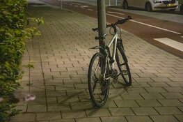 Fietser valt op hoofd na val op de Verspronckweg in Haarlem