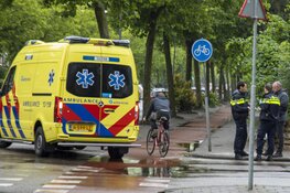 Fietsster geschept door afslaande vrachtwagen op de Rijksstraatweg