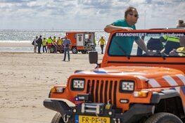 Zwemmer gereanimeerd op het strand van IJmuiden