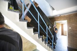 Bankstel muurvast in trappenhuis aan de Planetenlaan