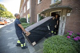Bankstel muurvast in trappenhuis aan de Planetenlaan