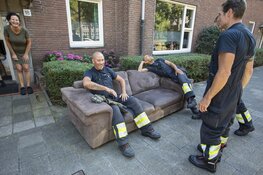 Bankstel muurvast in trappenhuis aan de Planetenlaan