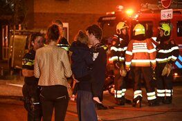 Containerbrand slaat over op flat: woningen ontruimd, veel schade