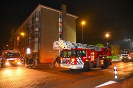 Containerbrand slaat over op flat: woningen ontruimd, veel schade