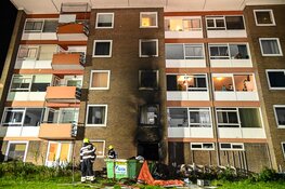Containerbrand slaat over op flat: woningen ontruimd, veel schade