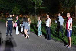 Containerbrand slaat over op flat: woningen ontruimd, veel schade